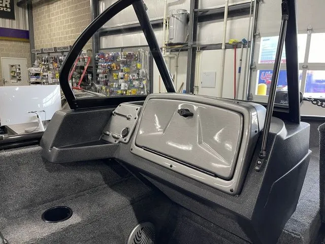 Slide: The Image of Tracker Pro Guide V-175 WT 2026 - 17