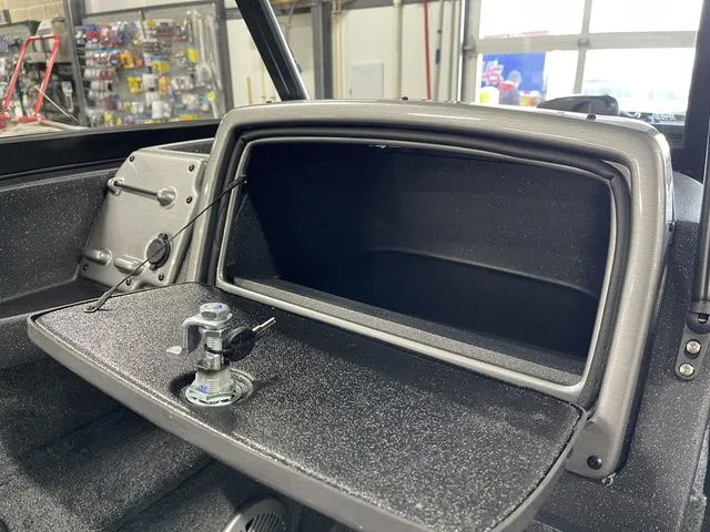 Slide: The Image of Tracker Pro Guide V-175 WT 2026 - 18