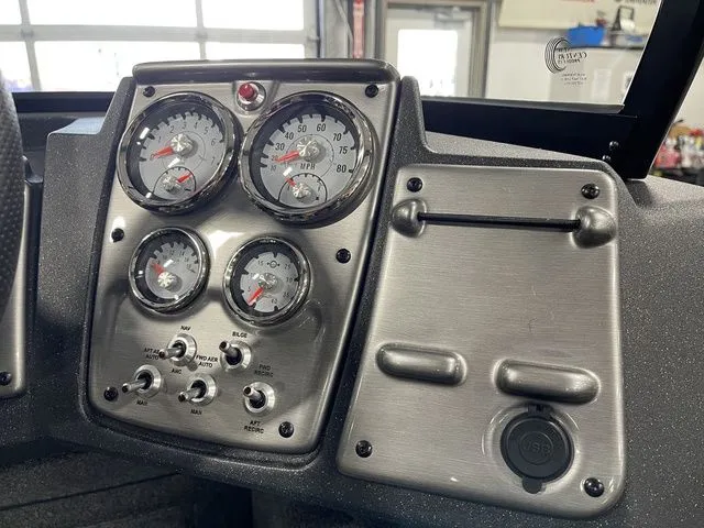 Slide: The Image of Tracker Pro Guide V-175 WT 2026 - 22