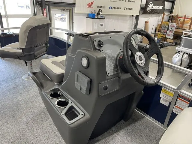 Slide: The Image of Sun Tracker Bass Buggy 16 XL Select 2026 - 17