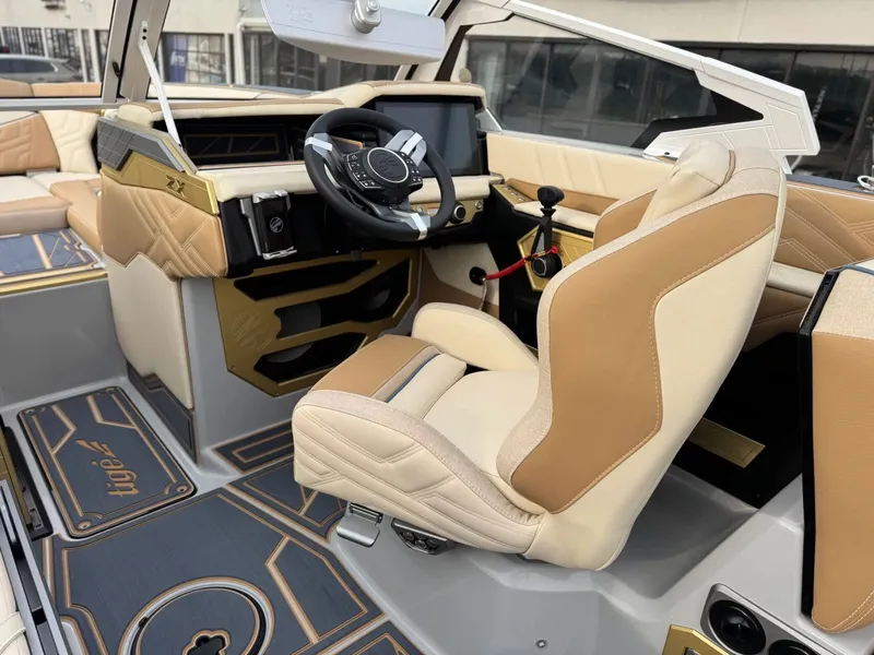 Slide: The Image of Tigé Ultré 25ZX 2026 - 16