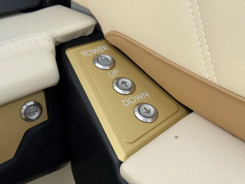 Slide: The Image of Tigé Ultré 25ZX 2026 - 25