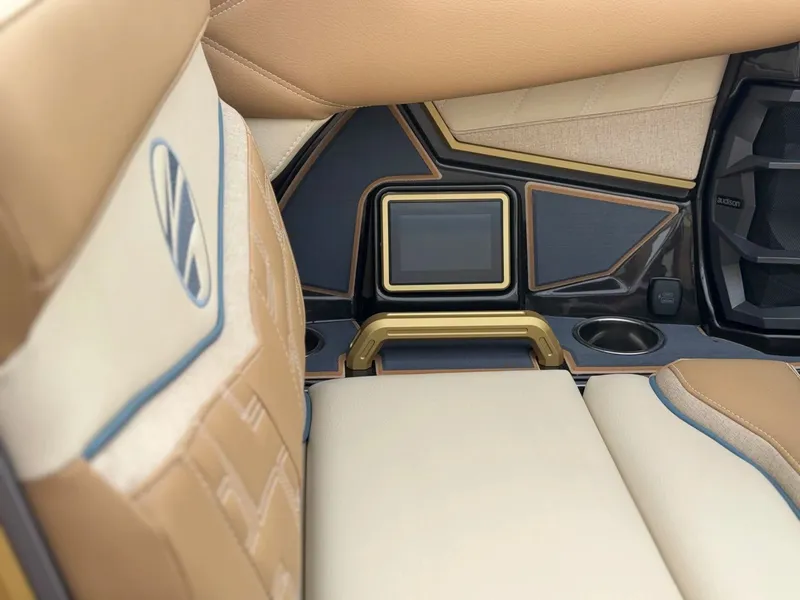 Slide: The Image of Tigé Ultré 25ZX 2026 - 27