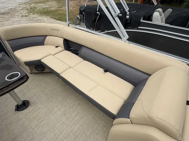 Slide: The Image of Harris Cruiser 210 2023 - 11