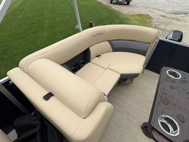 Slide: The Image of Harris Cruiser 210 2023 - 12