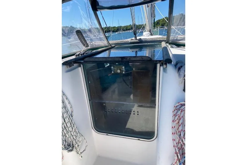 Slide: The Image of 2003 Beneteau Oceanis Clipper 361 cockpit with ropes and hatch, docked on a sunny day. - 17