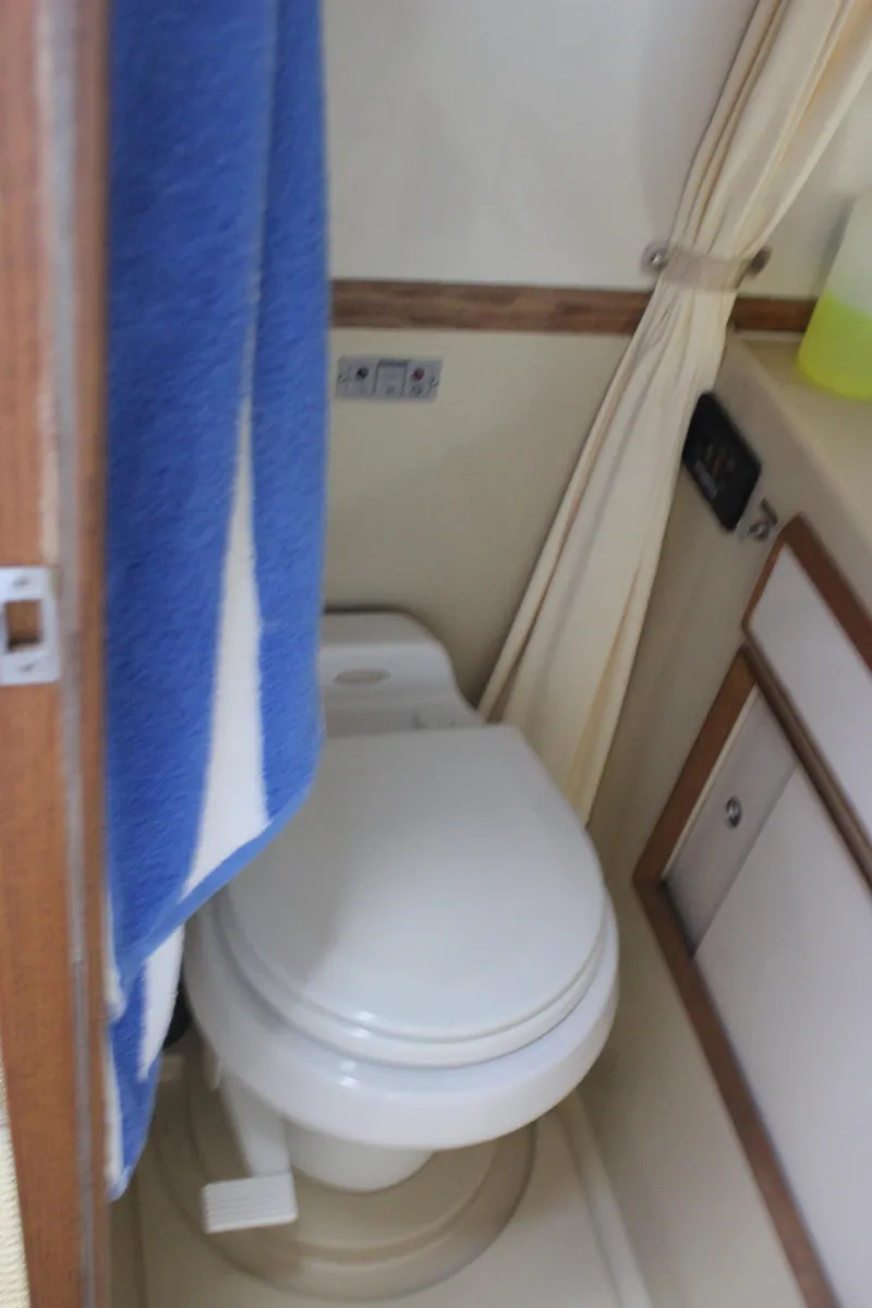 Slide: The Image of Bertram 33II Flybridge Cruiser 1988 - 59