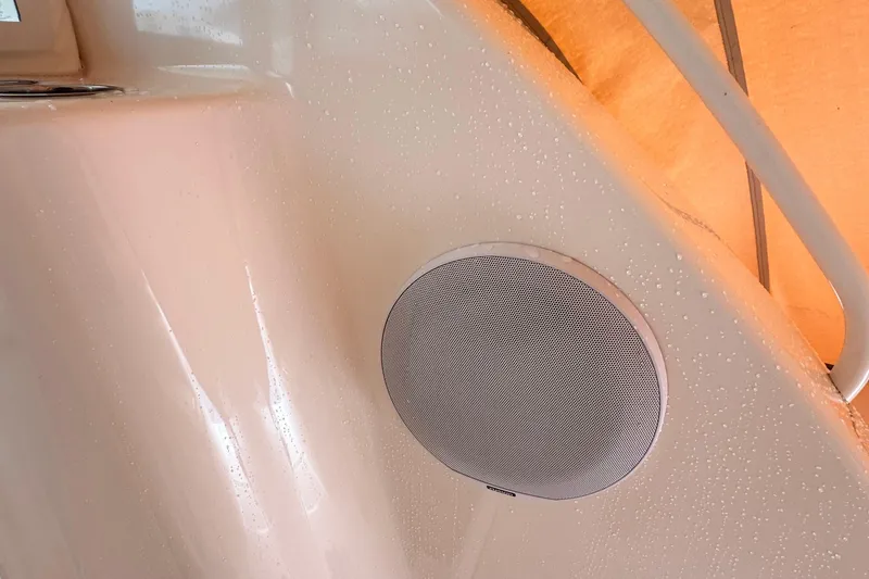 Slide: The Image of Speaker on 2007 Tiara Yachts 3900 Sovran, wet surface, close-up view. - 19