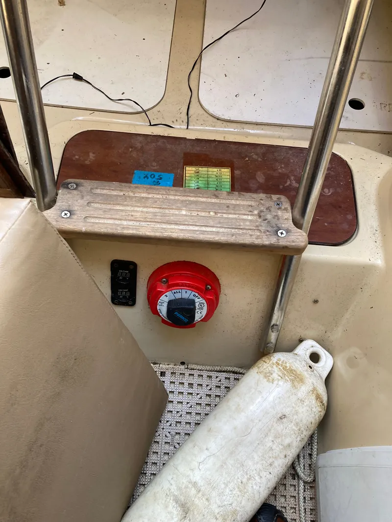 Slide: The Image of Interior of a 2007 MacGregor 26 boat with controls and fender. - 22