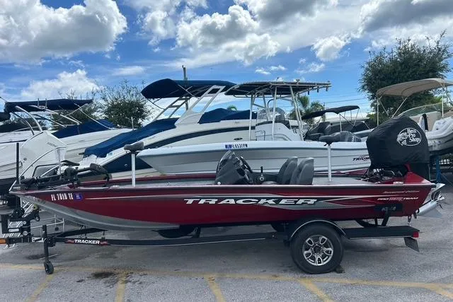 The Image of 2022 Tracker Pro Team 190 TX Tournament Edition boat in a marina setting. - 0