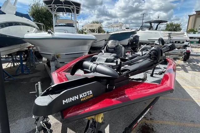 Slide: The Image of 2022 Tracker Pro Team 190 TX Tournament Edition boat with Minn Kota Maxxum motor. - 14