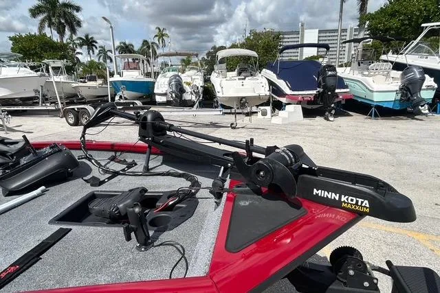 Slide: The Image of 2022 Tracker Pro Team 190 TX Tournament Edition boat with Minn Kota Maxxum trolling motor. - 17