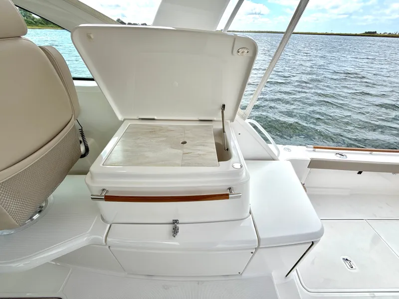 Slide: The Image of Tiara 3900 Coronet 2015 - 13