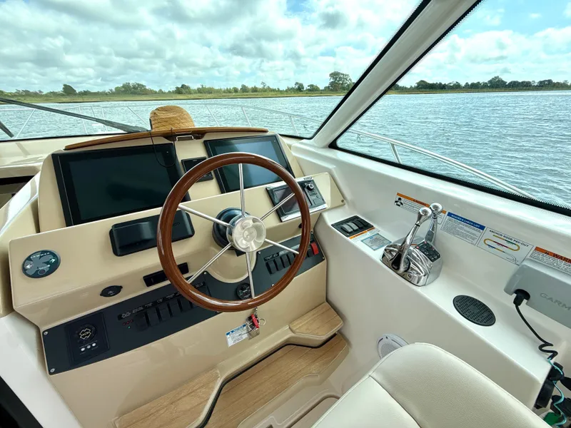 Slide: The Image of Tiara 3900 Coronet 2015 - 17