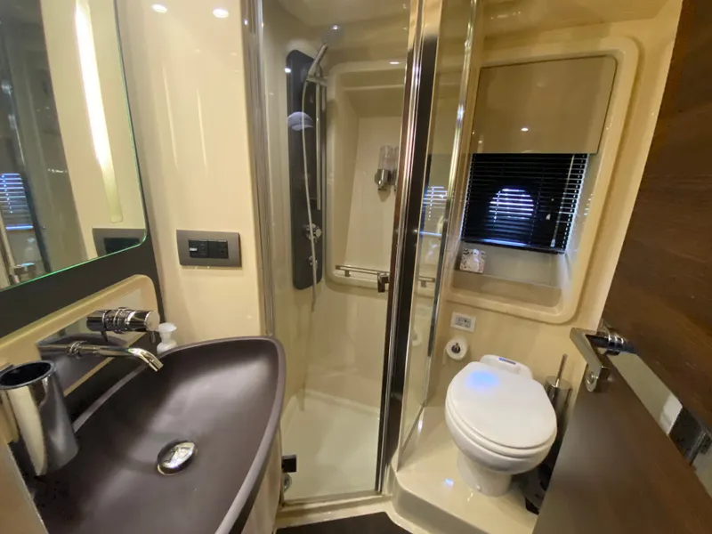 Slide: The Image of Azimut 50 fly 2017 - 15