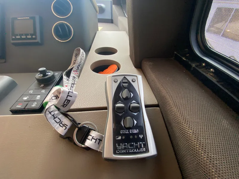 Slide: The Image of Azimut 50 fly 2017 - 37