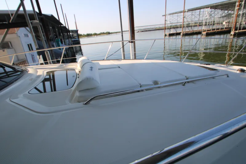Slide: The Image of 2006 Sea Ray 400 Sundancer yacht side view with docked rope. - 76