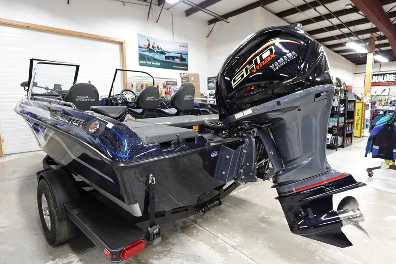 Slide: The Image of 2025 Skeeter Solera 189 boat with Yamaha VMAX engine in showroom. - 26