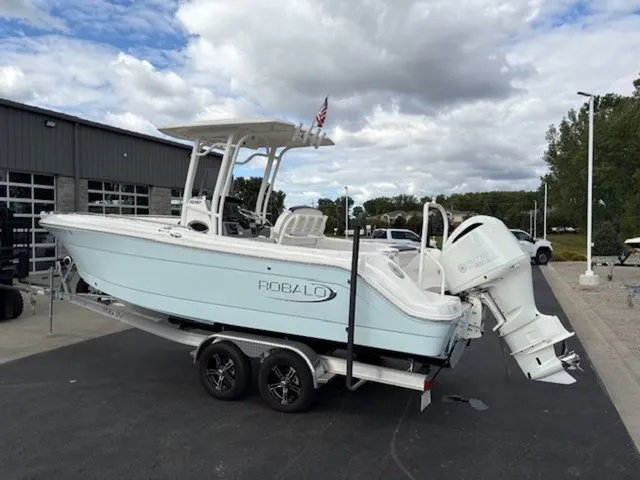 The Image of Robalo R242EX 2021 - 1
