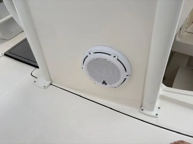 Slide: The Image of Robalo R242EX 2021 - 16