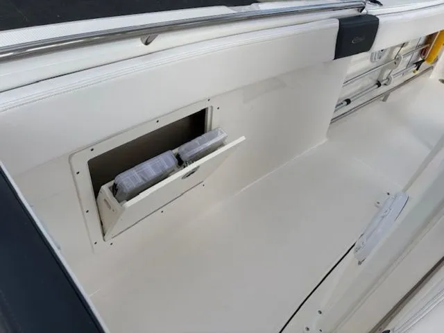 Slide: The Image of Robalo R242EX 2021 - 20