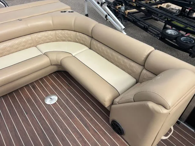 Slide: The Image of Montego Bay 8522 DLX 2020 - 11