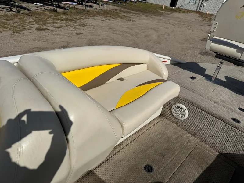 Slide: The Image of Lowe Suncruiser Tahiti 224 Deck Boat 2007 - 19