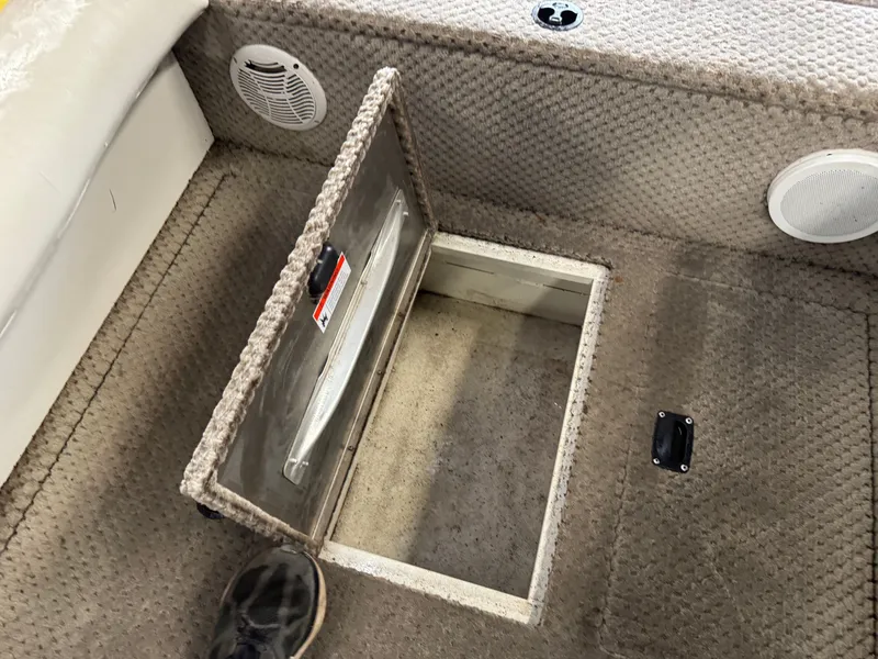 Slide: The Image of Lowe Suncruiser Tahiti 224 Deck Boat 2007 - 22