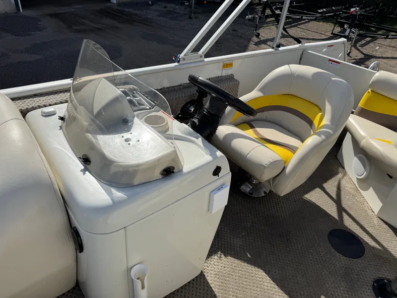 Slide: The Image of Lowe Suncruiser Tahiti 224 Deck Boat 2007 - 24