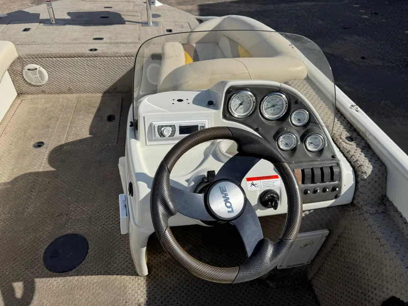 Slide: The Image of Lowe Suncruiser Tahiti 224 Deck Boat 2007 - 25