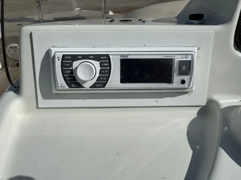 Slide: The Image of Lowe Suncruiser Tahiti 224 Deck Boat 2007 - 29