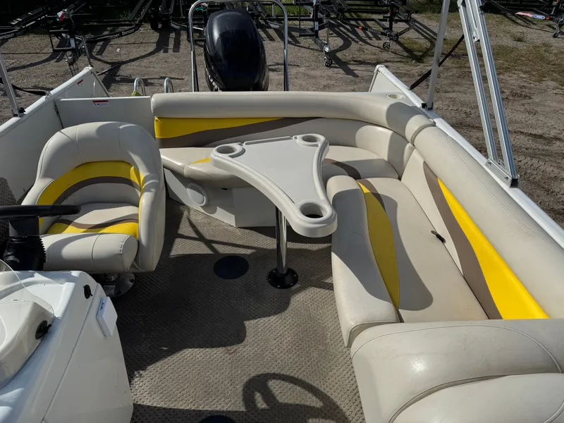 Slide: The Image of Lowe Suncruiser Tahiti 224 Deck Boat 2007 - 30