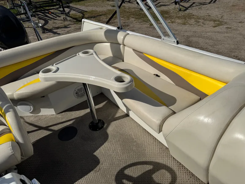 Slide: The Image of Lowe Suncruiser Tahiti 224 Deck Boat 2007 - 31