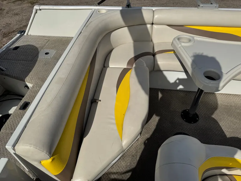 Slide: The Image of Lowe Suncruiser Tahiti 224 Deck Boat 2007 - 32