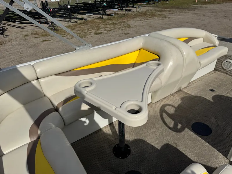 Slide: The Image of Lowe Suncruiser Tahiti 224 Deck Boat 2007 - 34