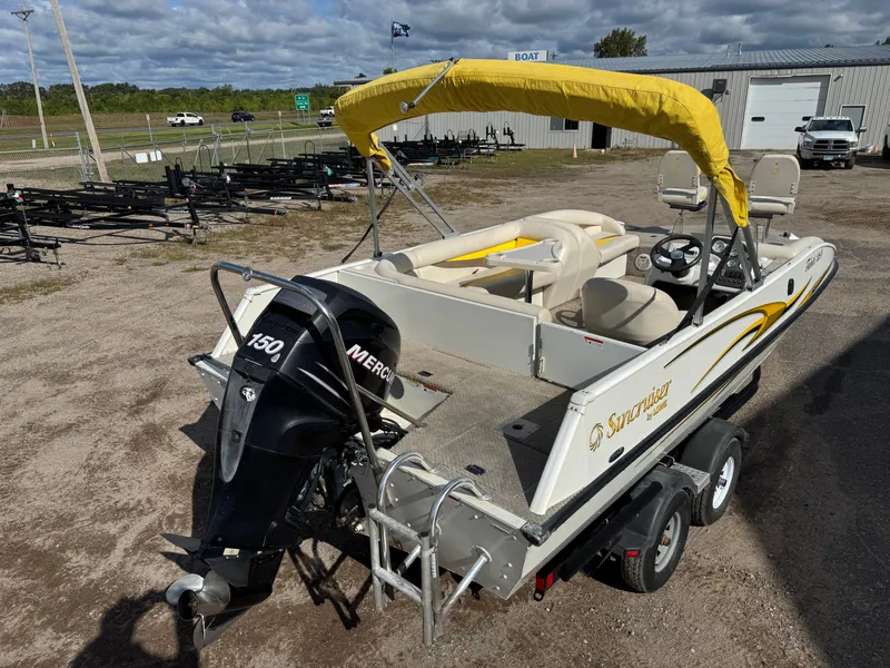 Slide: The Image of Lowe Suncruiser Tahiti 224 Deck Boat 2007 - 7