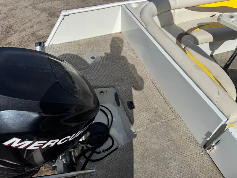 Slide: The Image of Lowe Suncruiser Tahiti 224 Deck Boat 2007 - 9