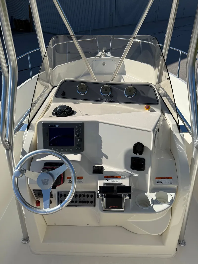 Slide: The Image of Wellcraft 250 Fisherman 2003 - 10