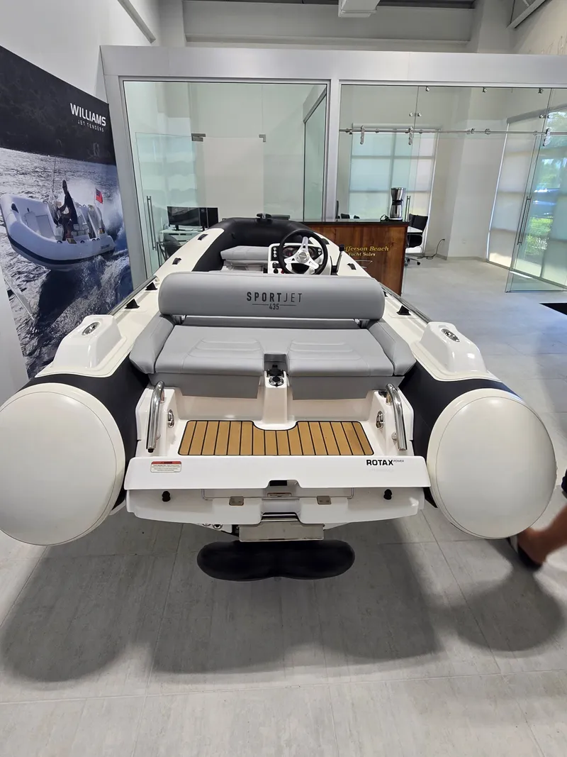 Slide: The Image of Williams 435 Sportjet 2024 - 8