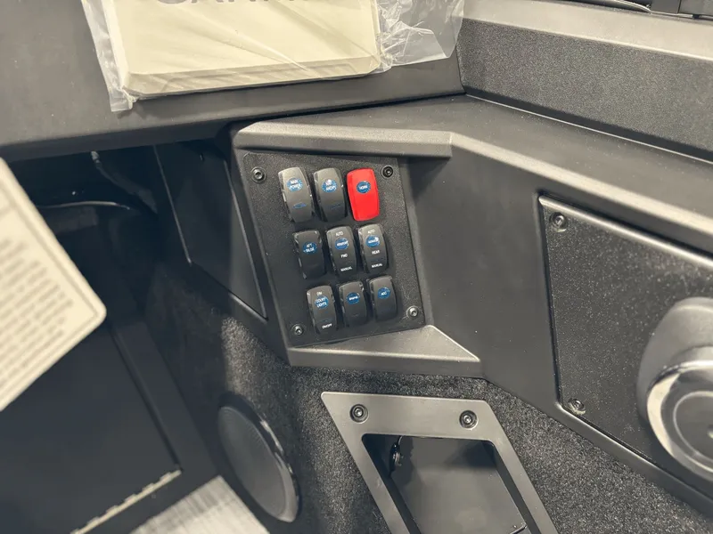 Slide: The Image of Alumacraft Competitor 185X Sport 2026 - 10