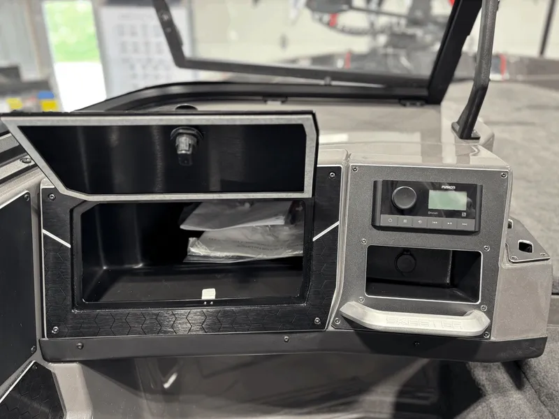 Slide: The Image of Skeeter WXR2060 F 2026 - 15