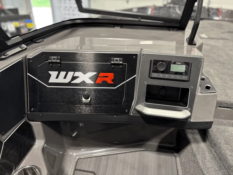 Slide: The Image of Skeeter WXR2060 F 2026 - 16