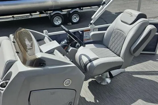 Slide: The Image of Captain's seat and helm of 2020 Bennington SXP 21 SLXP pontoon boat. - 13