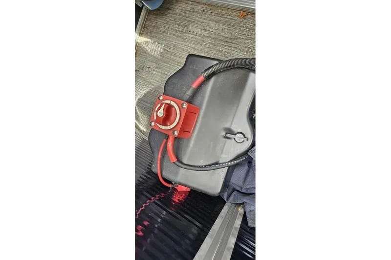 Slide: The Image of Battery switch and wiring on a 2020 Bennington SXP 21 SLXP boat. - 9