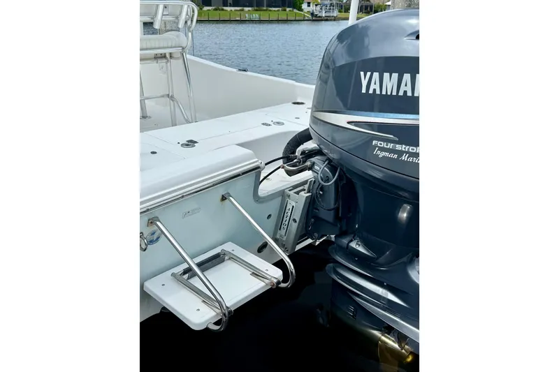 Slide: The Image of 2007 Sea Hunt BX 21 T boat with Yamaha outboard motor and swim ladder. - 10