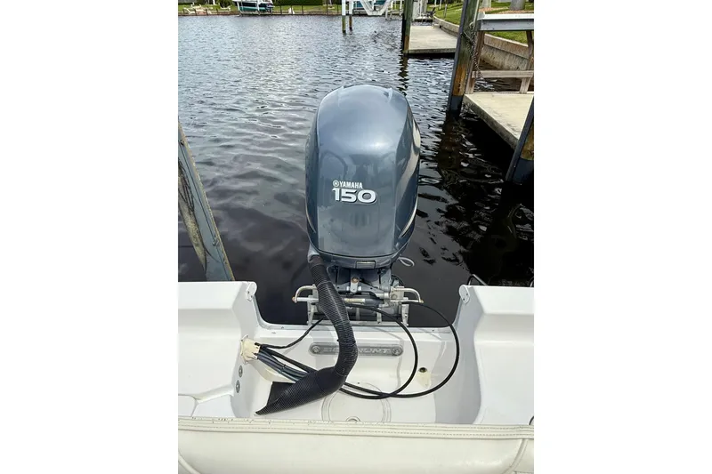Slide: The Image of 2007 Sea Hunt BX 21 T boat with Yamaha 150 outboard motor on water. - 11