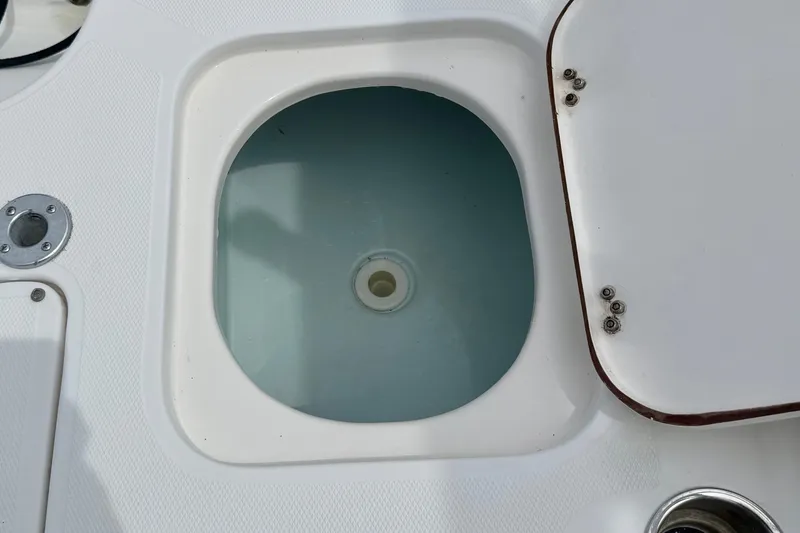 Slide: The Image of Livewell on 2007 Sea Hunt BX 21 T boat, open lid, white interior. - 15