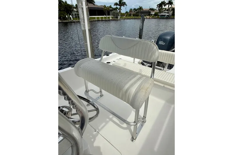 Slide: The Image of 2007 Sea Hunt BX 21 T boat with white seating and Yamaha 150 engine. - 17