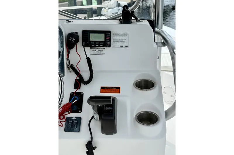 Slide: The Image of 2007 Sea Hunt BX 21 T boat console with controls and cup holders. - 21