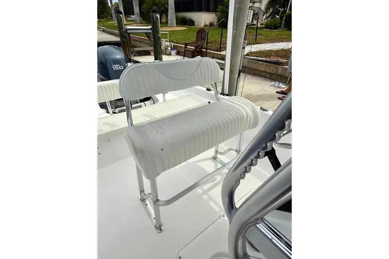 Slide: The Image of 2007 Sea Hunt BX 21 T boat with white seating and Yamaha 150 engine. - 32